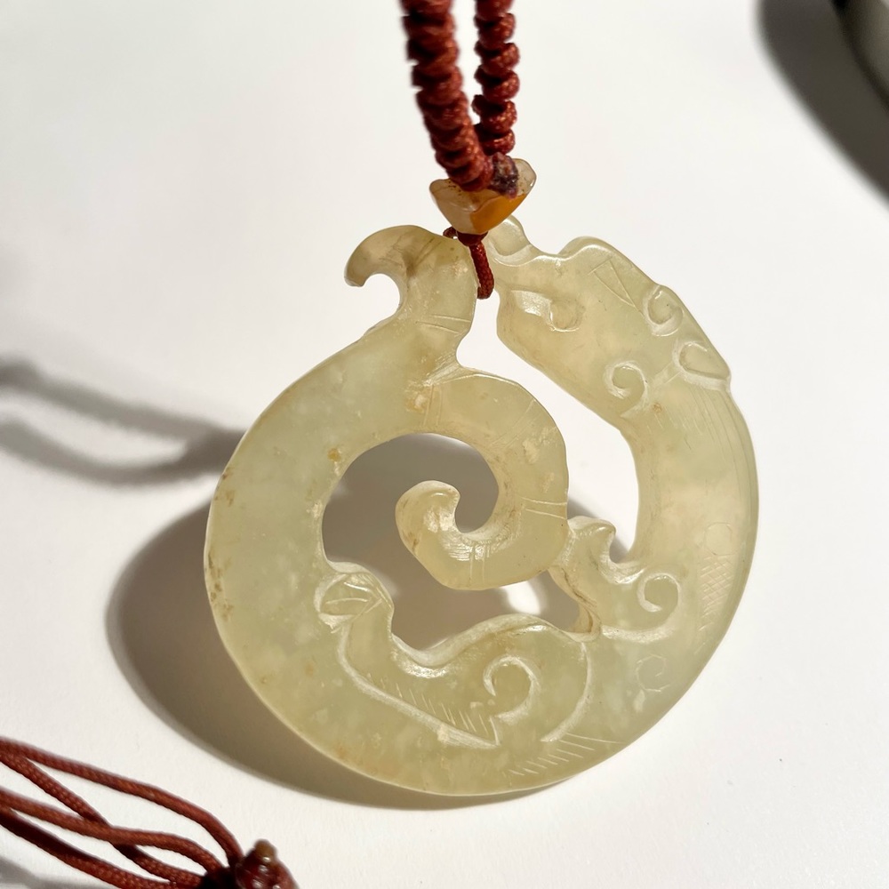 White Jade dragón pendant necklace